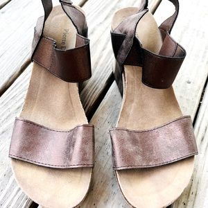 Pierre Dumas Size 10. 3.5" heel